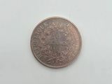 gros plan d'une pièce de monnaie sur une surface blanche avec un fond blanc