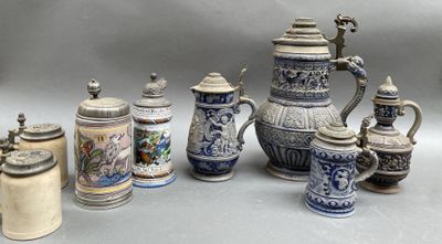 de nombreux types de chopes à bière sur la table