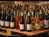 de nombreuses bouteilles de vin posées sur une palette en bois