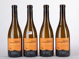 trois bouteilles de vin posées l'une à côté de l'autre sur une table