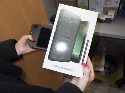 une personne tenant une boîte dans laquelle se trouve un téléphone portable