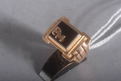 une bague en or sur laquelle est gravé un numéro en noir et blanc