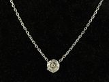 un collier de diamants posé sur un fond de velours noir