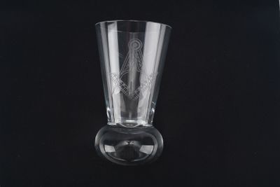 une image représentant un verre à shot sur fond noir