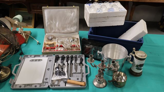 Lot de 10 verres à vin en verre, ménagère en métal argenté, malle...