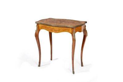 une image d'une petite table avec un plateau et des pieds en bois