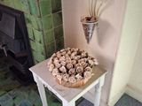 une petite table sur laquelle sont disposés des coquillages, devant une cheminée