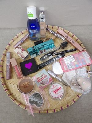 une photo d'une table sur laquelle sont disposés de nombreux produits de beauté