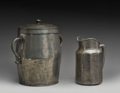 deux vases en argent posés l'un à côté de l'autre sur une table