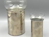 une paire de vases en verre plaqués argent et un verre d'eau