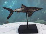 un gros plan sur une statue de requin posée sur une table