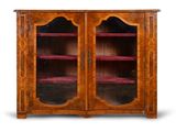 une image d'une armoire en bois avec des portes en verre