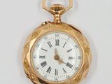 une montre de poche en or avec des chiffres romains sur le cadran