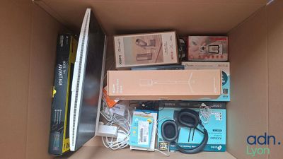 une boîte contenant des appareils électroniques et d'autres objets