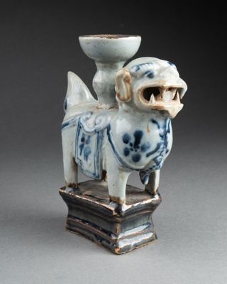 CHINE - XIXe siècle. BOUGEOIR en forme de lion bouddhique Po…