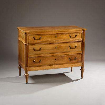 une commode ancienne comportant trois tiroirs et trois tiroirs de chaque côté
