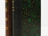 deux livres posés côte à côte sur une surface blanche