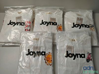 six t-shirts blancs sur lesquels sont imprimés les noms « Joyna » et « Joyna »