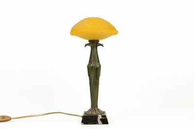 une photo d'une lampe de table surmontée d'un abat-jour jaune