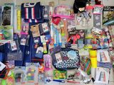 beaucoup de fournitures scolaires étalées par terre