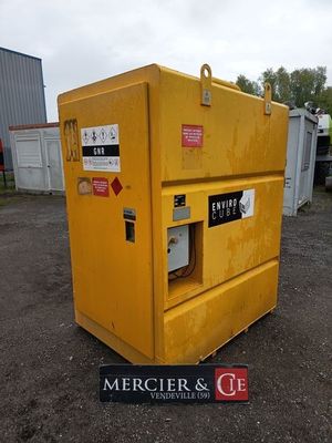 une machine jaune qui est garée dans la poussière