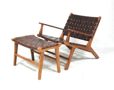 une chaise et un repose-pieds placés l'un à côté de l'autre