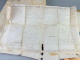 un vieux papier sur lequel il y a des inscriptions, posé sur une table