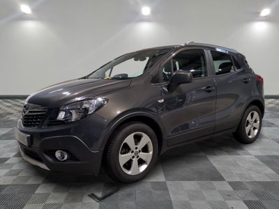 la photo d'une voiture grise garée dans un garage