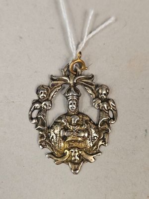TOLEDE ? Pendentif en argent représentant la vierge à l'enfa…