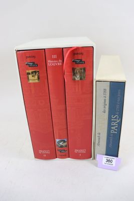 trois livres posés l'un à côté de l'autre sur une table