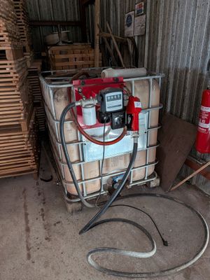 une photo représentant une borne d'incendie et un tuyau d'arrosage dans un garage