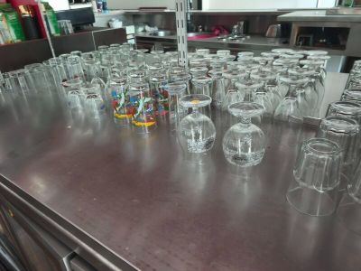 de nombreux verres vides posés sur une table dans la cuisine