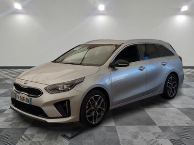 la voiture argentée est garée sur le sol à carreaux d'une pièce