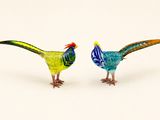 une paire de figurines en verre colorées représentant un coq et un faisan