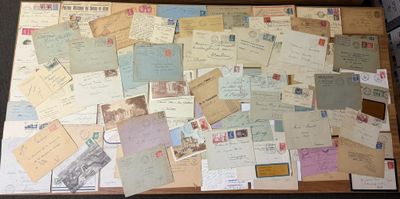 une valise remplie de lettres et de cartes postales posée sur une table