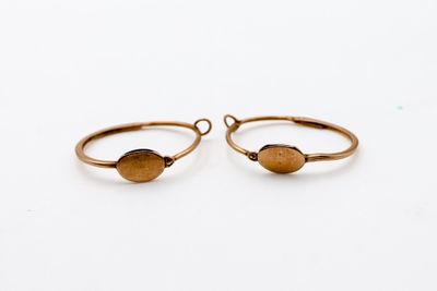 une paire de bagues plaquées or ornées de perles ovales
