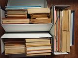 beaucoup de livres empilés sur une étagère
