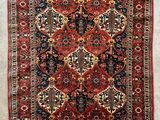 un ancien tapis persan à motifs rouges et bleus