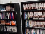 deux bibliothèques noires remplies de livres dans une pièce