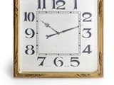 une horloge accrochée au mur sur laquelle figurent des chiffres