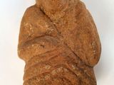 une image représentant une statue d'une personne coiffée d'un chapeau