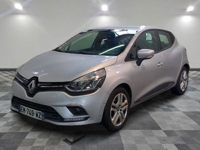 la voiture argentée est garée sur le sol en damier d'un garage