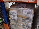 de nombreux paquets sur les rayons du magasin
