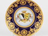 une image représentant une assiette sur laquelle figurent des armoiries et une couronne