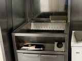 une cuisine équipée d'un évier et d'un lave-vaisselle