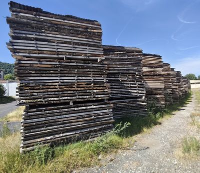 un gros tas de bûches posé au bord de la route