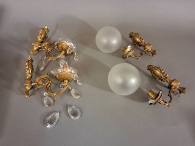 deux lampes posées l'une à côté de l'autre sur une table
