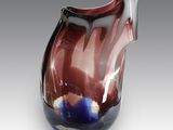 une image représentant un vase rouge et bleu sur fond gris