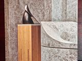 un livre orné d'une sculpture, posé sur une table
