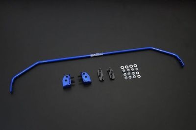 un gros plan d'une barre stabilisatrice bleue avec des boulons et des écrous, sur fond noir